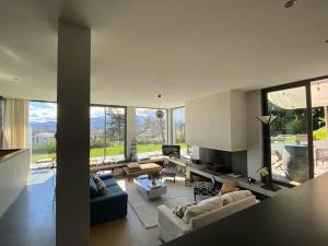 ein Wohnzimmer mit Sofas und einem Kamin in einem Haus in der Unterkunft Villa: Piscine, proche Centre & Mer in Saint-Jean-de-Luz