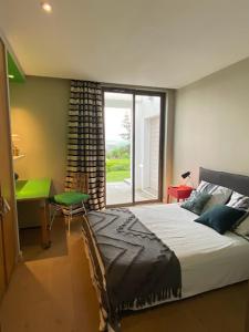 een slaapkamer met een bed, een bureau en een raam bij Villa: Piscine, proche Centre & Mer in Saint-Jean-de-Luz