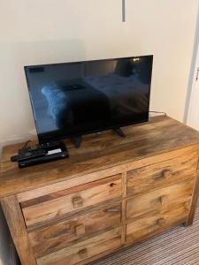 een flatscreen-tv op een houten dressoir bij Wentworth guesthouse in Whitby