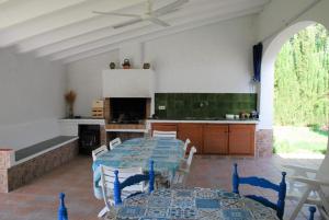 Кухня или мини-кухня в Casa Josep, Urbanizacion Calafat, zona residencial, frente al mar, a 5 mn de la playa, wifi y aire acondicionado
