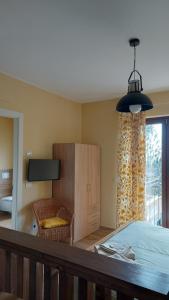 een slaapkamer met een bed, een stoel en een raam bij Al Vecchio Lavatoio in Colle Brianza