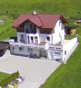 una gran casa blanca con techo rojo en Appartement Heidi en Schladming