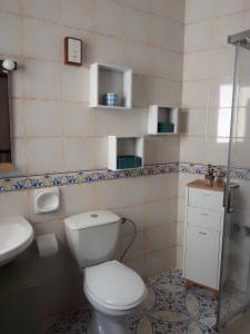 a bathroom with a toilet and a sink at Bed and Breakfast Dar Tal-Lumija in Għajnsielem