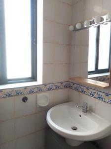 艾因西萊姆的住宿－Bed and Breakfast Dar Tal-Lumija，一间带水槽和镜子的浴室