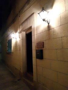 艾因西萊姆的住宿－Bed and Breakfast Dar Tal-Lumija，建筑物一侧带灯的走廊