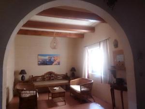 a room with a table and chairs and a window at Bed and Breakfast Dar Tal-Lumija in Għajnsielem