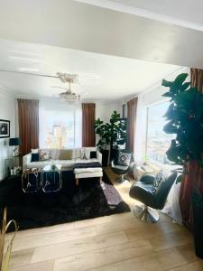 uma sala de estar com um sofá e uma grande janela em Top Floor for 4- Queen Mary, Ocean, and City View em Long Beach