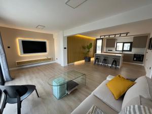 un salon avec un canapé et une table dans l'établissement Modern 2bed in the centre, à Nicosie