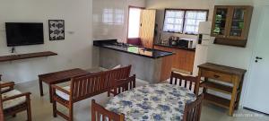- une cuisine et une salle à manger avec une table et des chaises dans l'établissement Descanso e Sossego em Paúba, à São Sebastião
