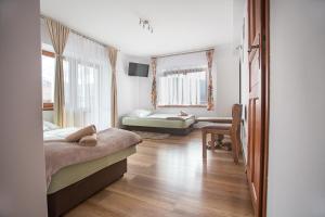 1 dormitorio con 1 cama y 1 sofá en una habitación en Nad Cedronem, en Wambierzyce