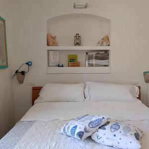 1 dormitorio con 1 cama con 2 almohadas en Fabienne, en Bonassola