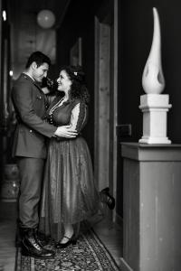 Un uomo e una donna in piedi uno accanto all'altro di VASILIKON Hotel 1888 the past is present a Kalamáta