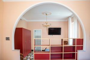 an archway leads into a living room with an archwayngth at 051 - Villa Genny Appartamento Agrumi in Sestri Levante