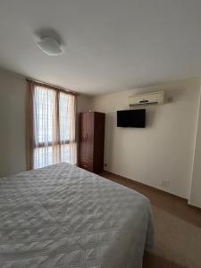a bedroom with a large bed and a window at Departamento 1 dormitorio 3 personas Gran Mendoza in Guaymallen