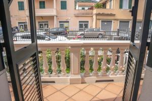 un balcón con una barandilla blanca y coches en una calle en 051 - Villa Genny Appartamento Agrumi, en Sestri Levante