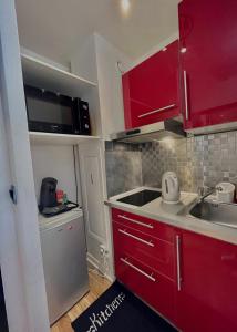 Kuchyň nebo kuchyňský kout v ubytování Appartement 12 min Paris - Parking Privé Gratuit - Wifi - Netflix - Balcon