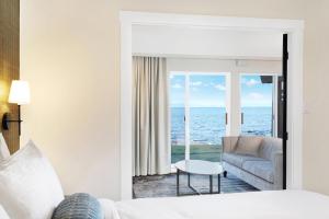 Camera con letto, divano e tavolo di Kingfisher Pacific Resort & Spa a Courtenay