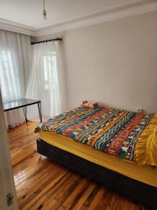 um quarto com uma cama e uma mesa em tuna doğa evi em Balçova
