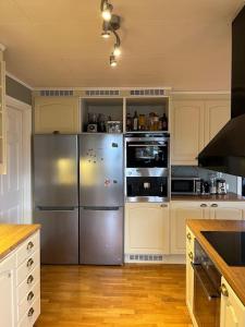 斯特倫斯塔德的住宿－Ronningen Villa，厨房配有不锈钢冰箱和电器