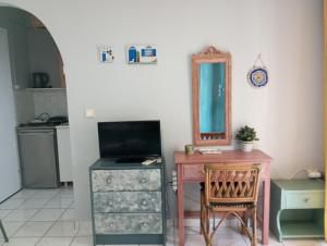 a room with a desk and a mirror and a table at Marilena Studio Plataria in Plataria