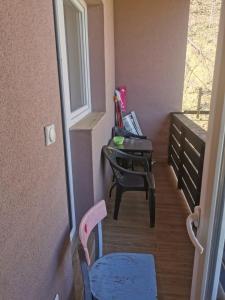 Zimmer mit einem Schreibtisch und einem Stuhl neben einem Fenster in der Unterkunft Apartman Aleksandar 1 in Ribarska Banja
