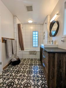 ein Badezimmer mit einer Badewanne und einem Waschbecken in der Unterkunft Gurus Of Gravel Bike Retreat Guest Suite in Clearwater