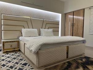 Ένα ή περισσότερα κρεβάτια σε δωμάτιο στο Comfortia Guest House 3 Bed with DringDining