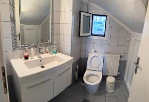 La salle de bains blanche est pourvue d'un lavabo et de toilettes. dans l'établissement Villa nea Flogita 90m from the sea, à Flogita