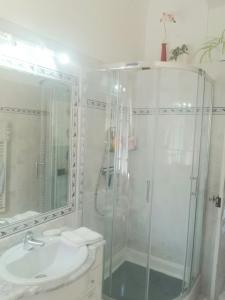 La salle de bains est pourvue d'une douche, de toilettes et d'un lavabo. dans l'établissement Happydays Cannes spacieux duplex 70m2, à Cannes