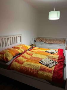 1 dormitorio con 1 cama con un edredón colorido en Rodinný apartmán neďaleko centra en Banská Bystrica