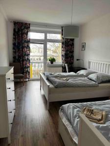 1 dormitorio con 2 camas y ventana en Rodinný apartmán neďaleko centra en Banská Bystrica