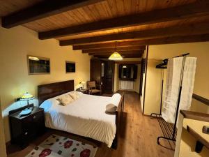 - une chambre avec un grand lit et un plafond en bois dans l'établissement CASA GALLARDO, à Ribadeo