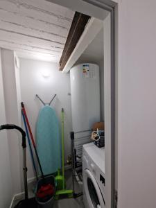 une buanderie avec un lave-linge et un lave-linge dans l'établissement la maison de léo, à Les Sables-dʼOlonne