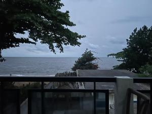 克里比的住宿－Immersion Nature，阳台享有海景。