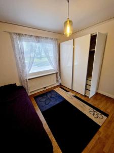 ein Wohnzimmer mit einem Sofa und einem Fenster in der Unterkunft Stort hus uthyres med utegård gräsmatta in Borås