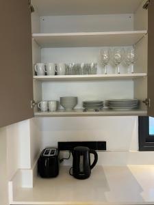 - une cuisine avec des étagères et une bouilloire dans l'établissement Modern 2bed in the centre, à Nicosie
