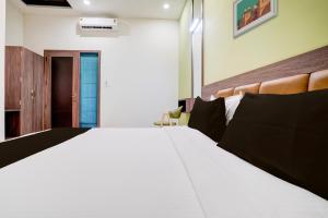 מיטה או מיטות בחדר ב-Super Collection O Kalyan West