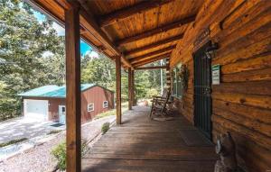 BuffaloにあるDragonfly Meadows Log Cabinの赤納屋付きの木造小屋の玄関