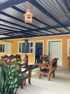 un patio con sedie a dondolo e stufa di FINCA HOTEL TIERRA NUEVA CAMPESTRE a La Vega