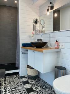 Et badeværelse på Living at Saarpartments - AdultsOnly - Business & Holiday Homes with Kitchen for Long- and Short Term stay, 3 min to St Johanner Markt and Points of Interest