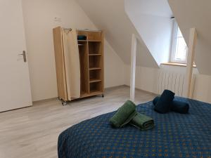 ein Schlafzimmer mit einem Bett mit zwei Kissen darauf in der Unterkunft Beau duplex hyper centre in Coutances