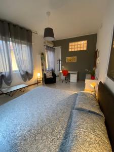 1 dormitorio con 1 cama grande y sala de estar en Civico 8, en Prato