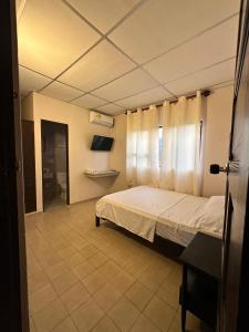 リオアチャにあるHotel Almirante Padillaのベッドルーム(大型ベッド1台、窓付)
