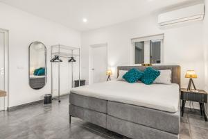 una camera da letto con un letto grande e uno specchio di Papaya Resort Curaçao - Modern house with a beautiful view and fresh breeze a Grote Berg
