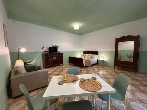 ein Wohnzimmer mit einem Tisch und einem Sofa in der Unterkunft Casa Maria Rosa - seaside apartment in Sorrent