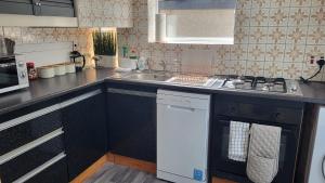 A cozinha ou cozinha compacta de Buxton, 3 bed Semi detached