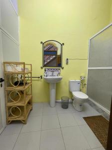 uma casa de banho com um lavatório e um WC em Dar Mora em Tânger