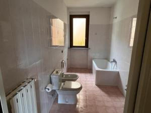 バーニ・ディ・ルッカにあるResidence Contessa Casaliniのバスルーム(トイレ、バスタブ、シンク付)