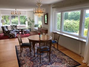 a living room with a dining room table and chairs at Landhuus Stender in Eutin