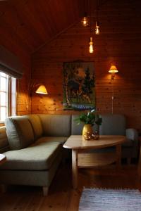 a living room with a couch and a table at Åkviktunet hytte Sør in Averoy